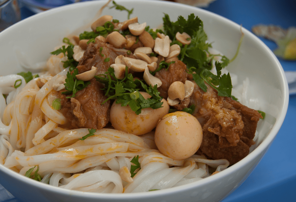 Mi Quang Huong Que serves flavorful and satisfying bowls of pork Mi Quang (Source: Canva)